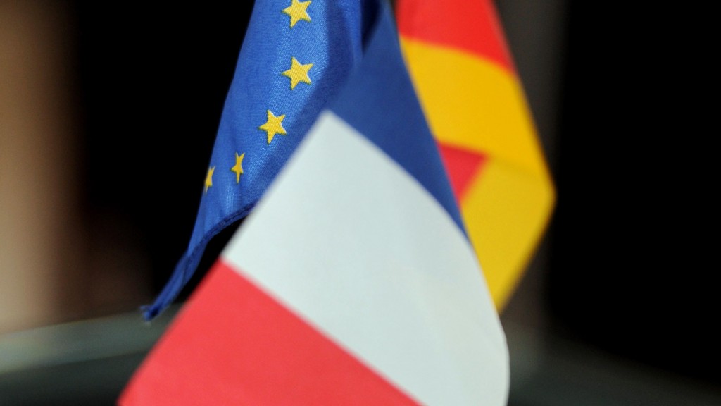 Deutsche, europäische und französische Flaggen stehe auf einem Tisch