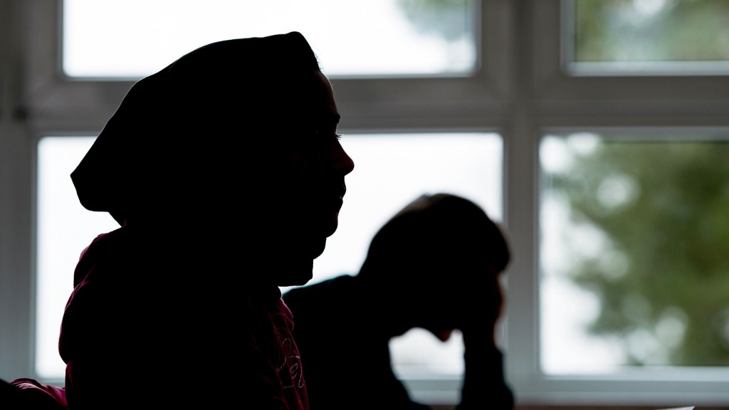 Kinder sitzen in einem Klassenraum