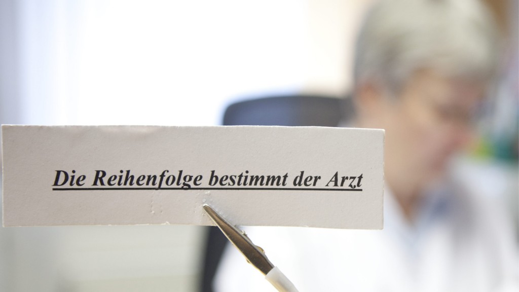 Ein Schild weist die Patienten daraufhin, dass der Arzt die Reihenfolge der Patienten bestimmt.