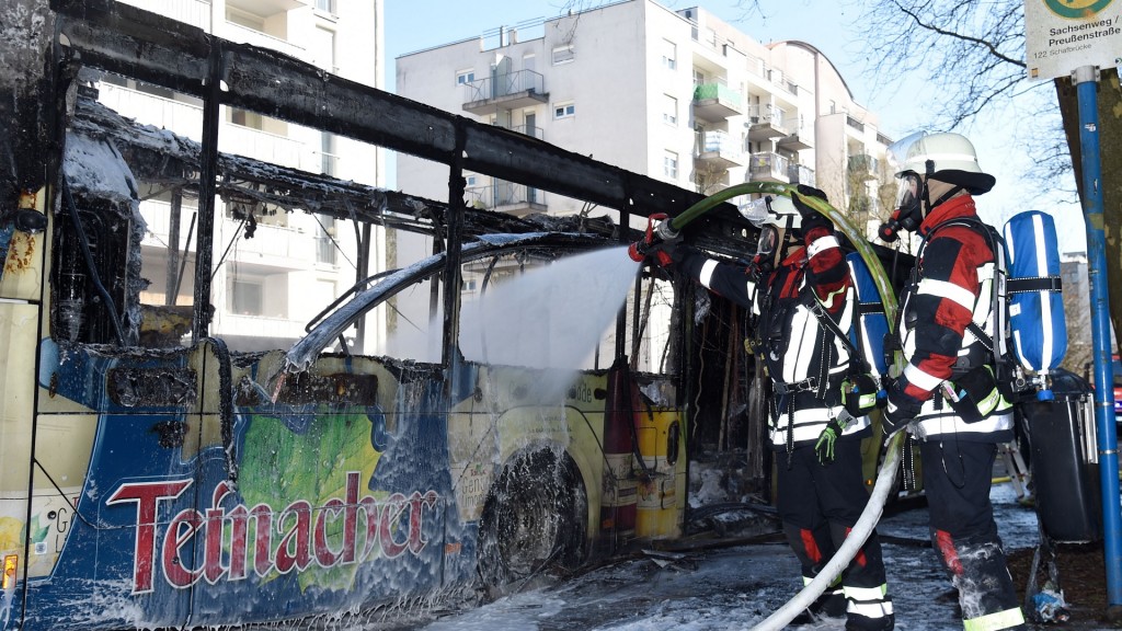 Brand eines Linienbusses in Saarbrücken. Feuerwehrleute bei den Löscharbeiten.