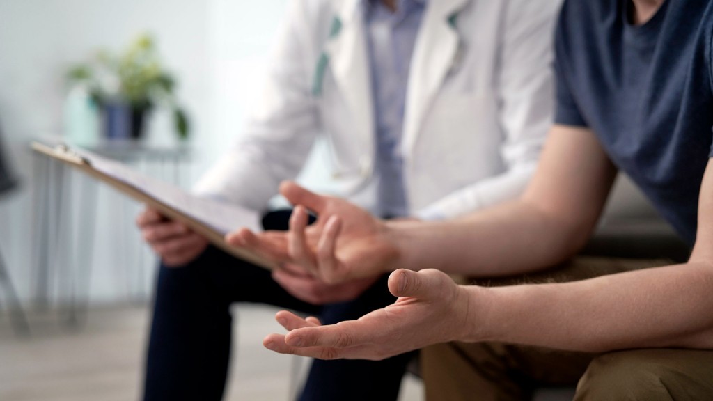 Foto: Ein Arzt und ein Patient sitzen nebeneinander im Gespräch
