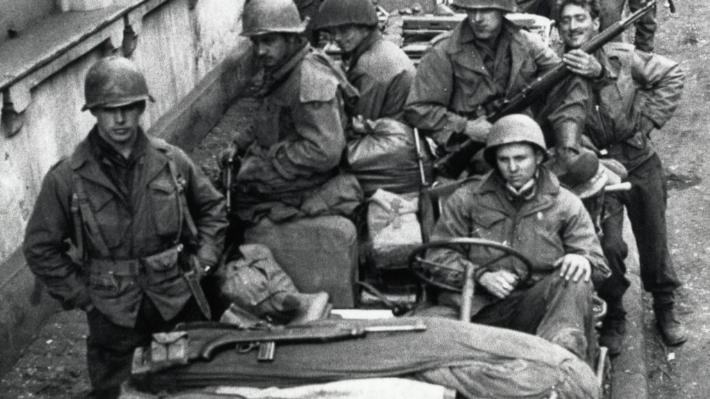 US-amerikanische Soldaten marschieren 1945 im Saarland ein