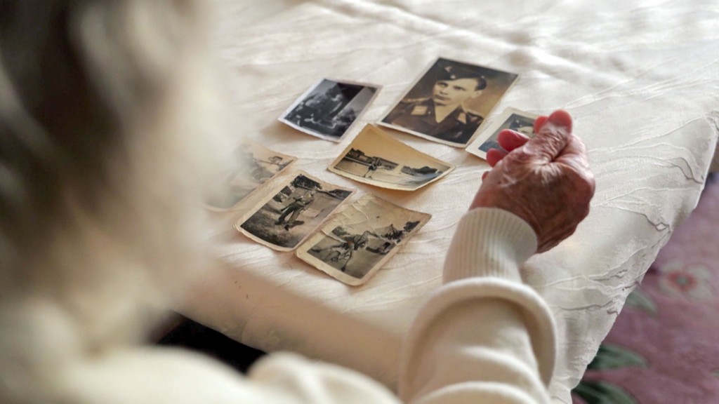 Zeitzeugenprojekt: Ältere Frau zeigt alte Fotos