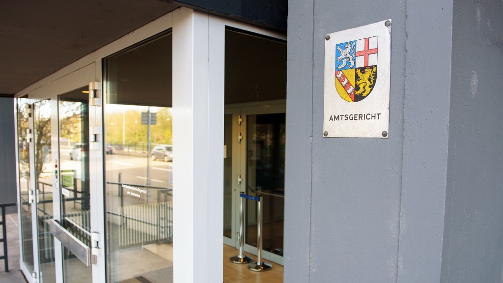 Foto: Der Eingang des Amtsgerichts Saarbrücken