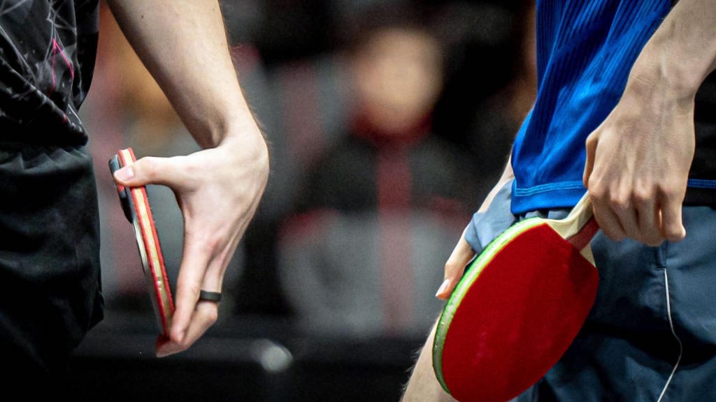 Zwei Tischtennisspieler stehen mit ihren Schlägern beieinander