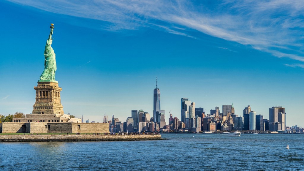 Blick auf die Skyline von New York City und die Freiheitsstatue