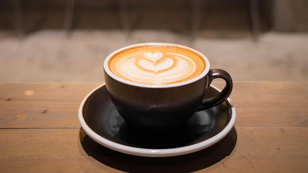 Kaffee mit Milchschaummuster in einer braunen Tasse