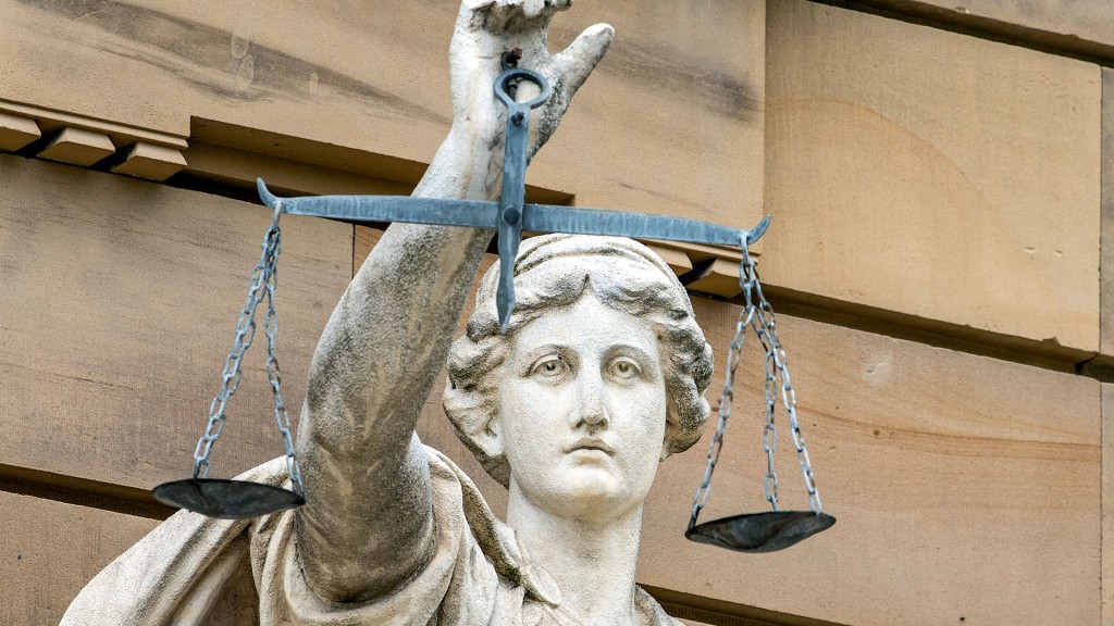 Statue der Göttin Justitia vor einem Gerichtsgebäude 