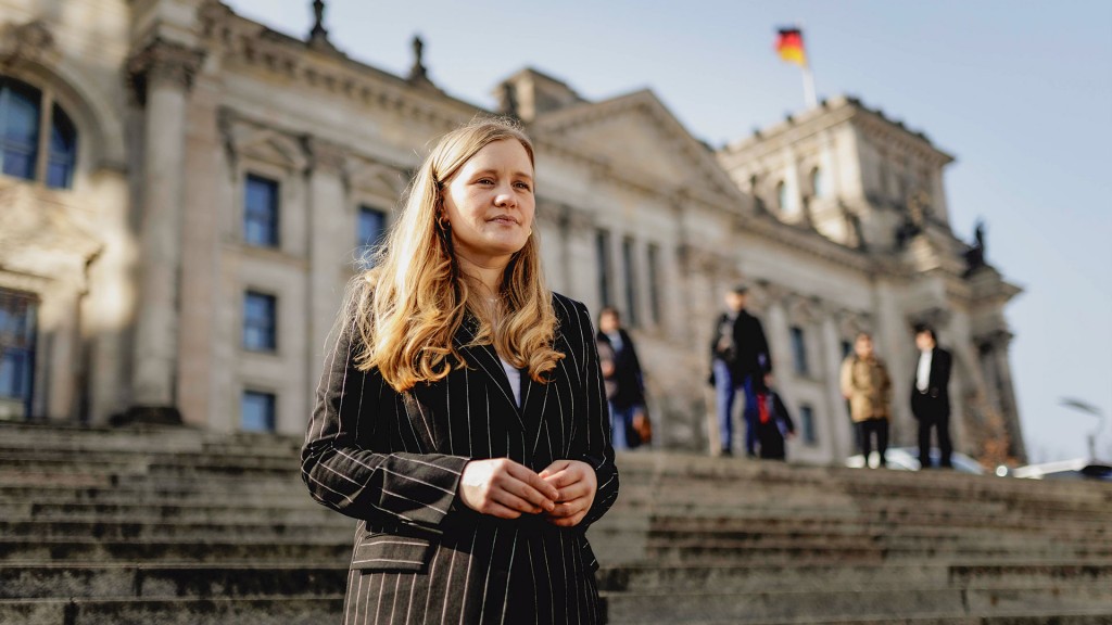 Josephine Ortleb vor dem Deutschen Bundestag
