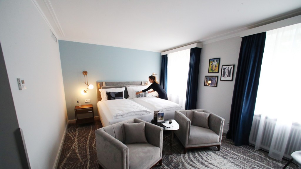 Foto: Hotelzimmer mit einer Servicekraft