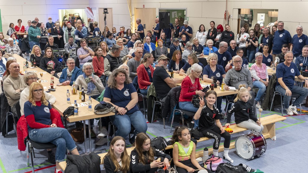Die Narren aus Niedersalbach gemeinsam mit dem TV Pflugscheid gegen den Musikverein 