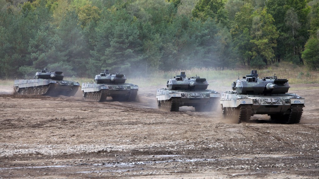 Vier Kampfpanzer der Bundeswehr vom Typ Leopard 2 A5