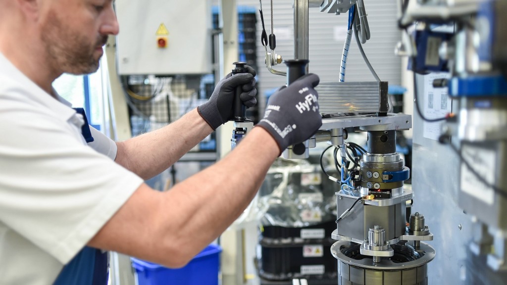 Mitarbeiter in der Automobilzulieferindustrie bei der Arbeit