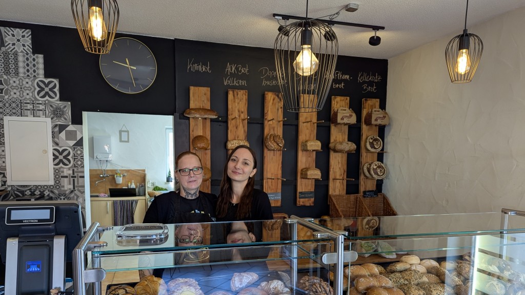 Nathalie und eine Mitarbeiterin im Café in Fürth
