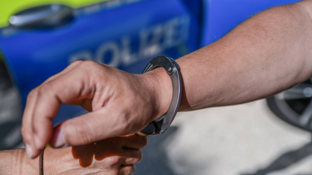 Foto: Einer Person werden Handschellen angelegt.