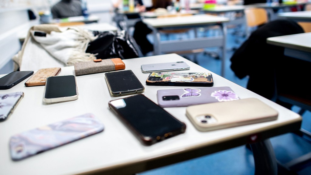 Foto: Zahlreiche Smartphones der Schülerinnen und Schüler liegen in einem Klassenraum