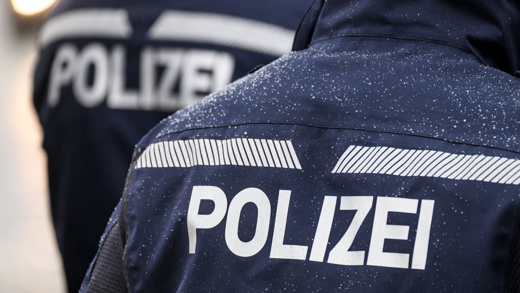 Zwei Polizisten in Uniformjacken