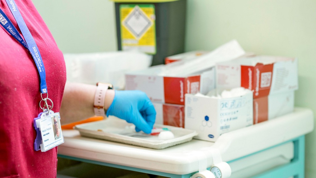 Eine medizinische Fachkraft bereitet Utensilien in einm Krankenhaus vor