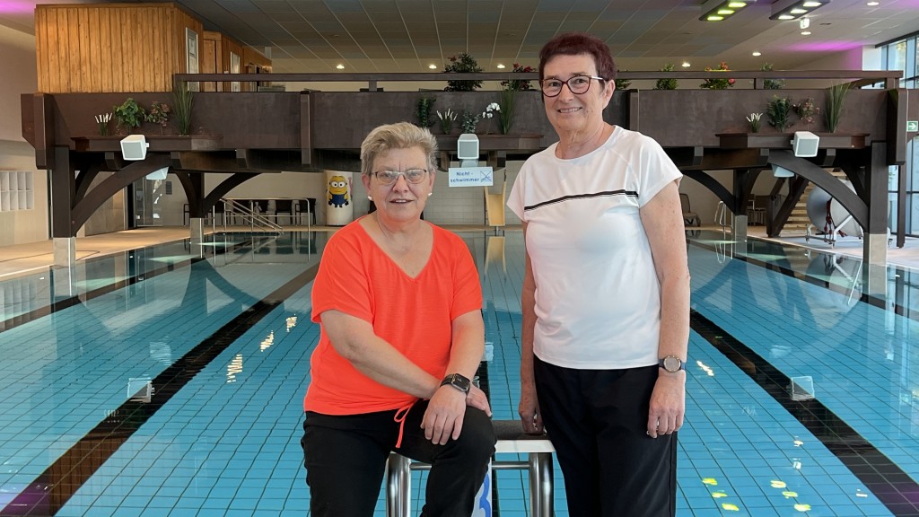 Monika Saar-Mahr (l.),Fachangestellte für Bäderbetriebe und Stammgast Anette Schedler (r.) im Hellbergbad in Eppelborn