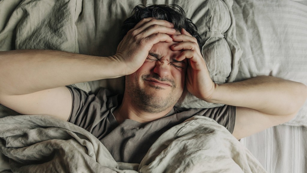 Mann liegt im Bett