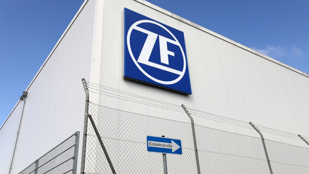Logo der Firma ZF an einem Gebäude