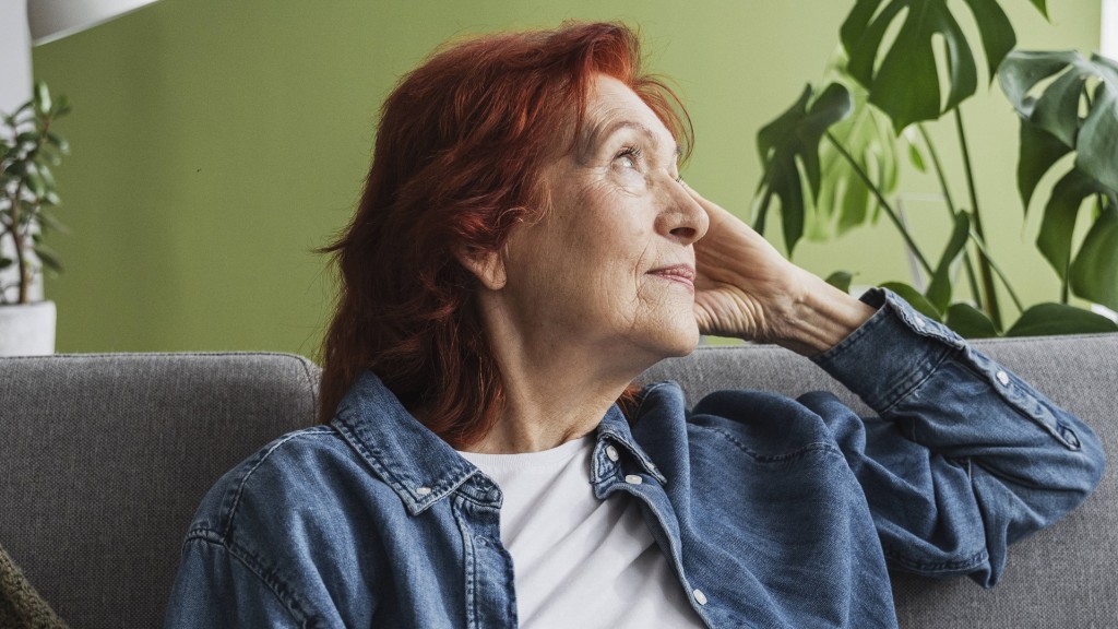 Eine Frau sitzt auf dem Sofa