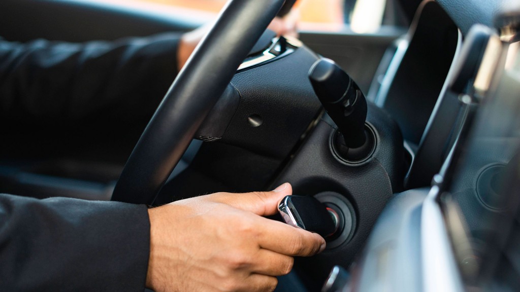 Mann startet Auto mit dem Zündschlüssel