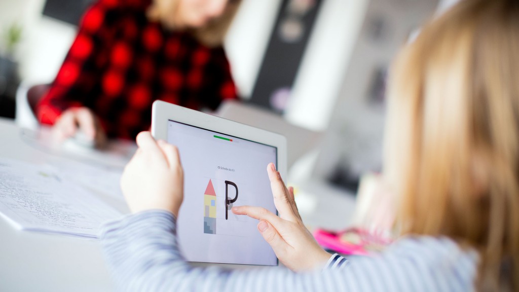 Eine Schülerin lernt mit einer App auf einem Tablet-Computer