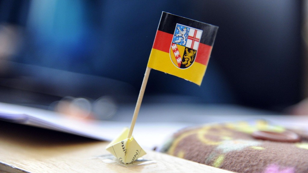 Fähnchen mit der Landesflagge des Saarlandes