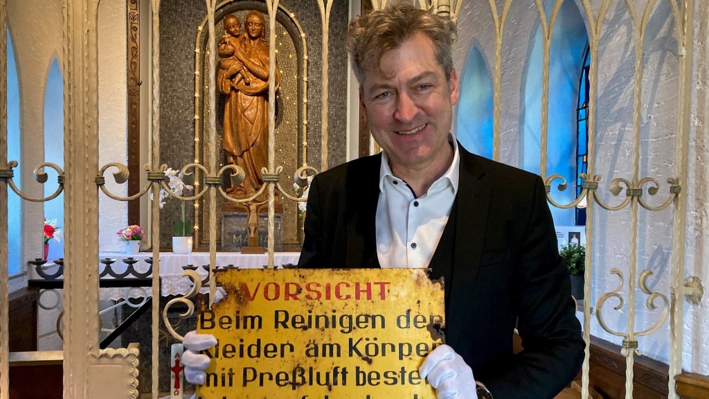 Ralf Beil, der Generaldirektor der Völklinger Hütte und das historische Emaille-Schild