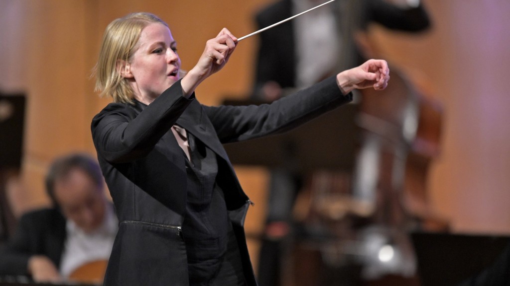 Dirigentin Ruth Reinhardt dirigiert das Deutsche Kammerphilharmonie Bremen.