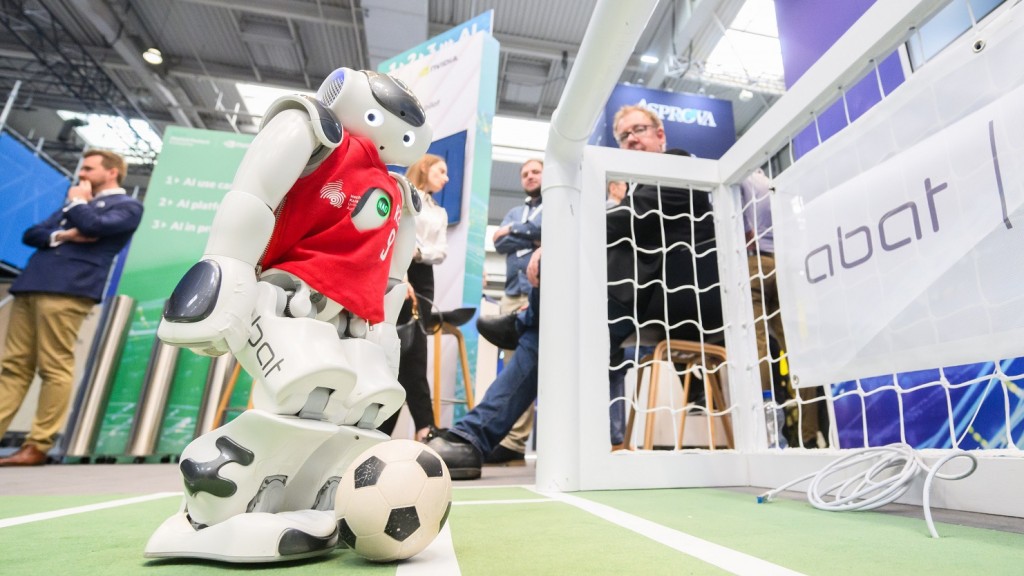 KI gesteuerter Roboter beim  Fußballspiel