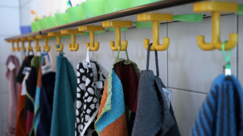 Handtücher hängen an Haken in einem Kindergarten