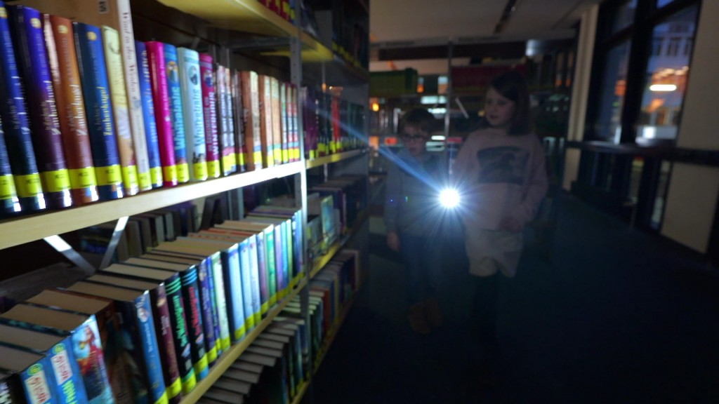 Kinder in einer Bibliothek