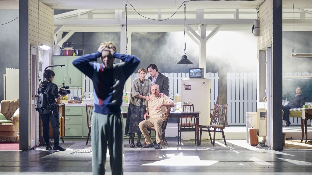 Tod eines Handlungsreisenden: Jonathan Lutz (Happy), Jon Armin Sander (Biff), Verena Maria Bauer (eine Frau)