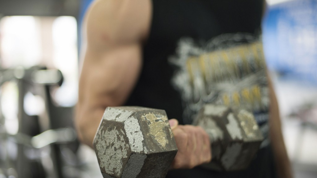 Ein Mann stemmt eine Kurzhantel im Fitnessstudio