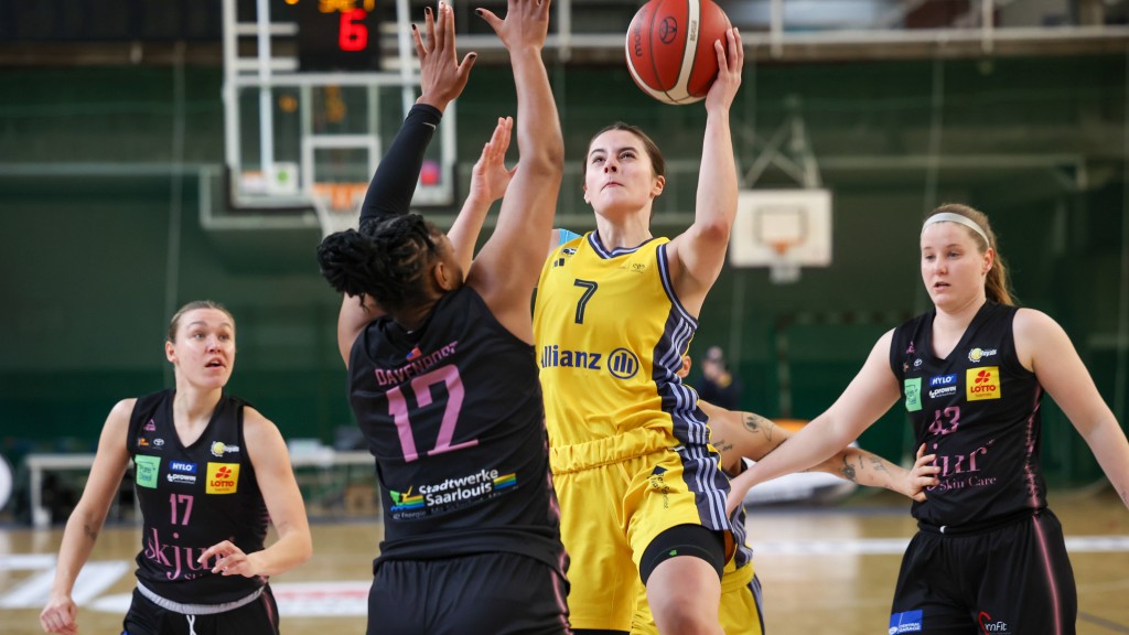 Leoni Kreyenfeld (Alba Berlin) mit dem Ball und dem Sprung zum Korb, Erika Davenport (Saarlouis Royals) versucht zu verteidigen.
