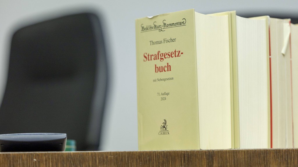 Gesetzbücher stehen auf dem Richtertisch