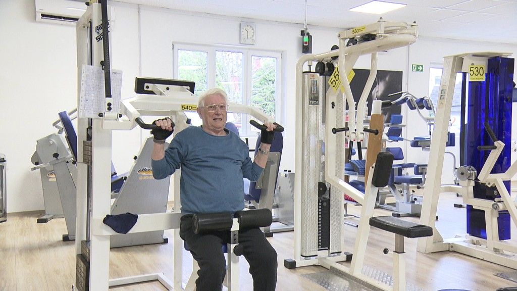 Der 92-Jähriger beim Krafttraining im Fitnessstudio