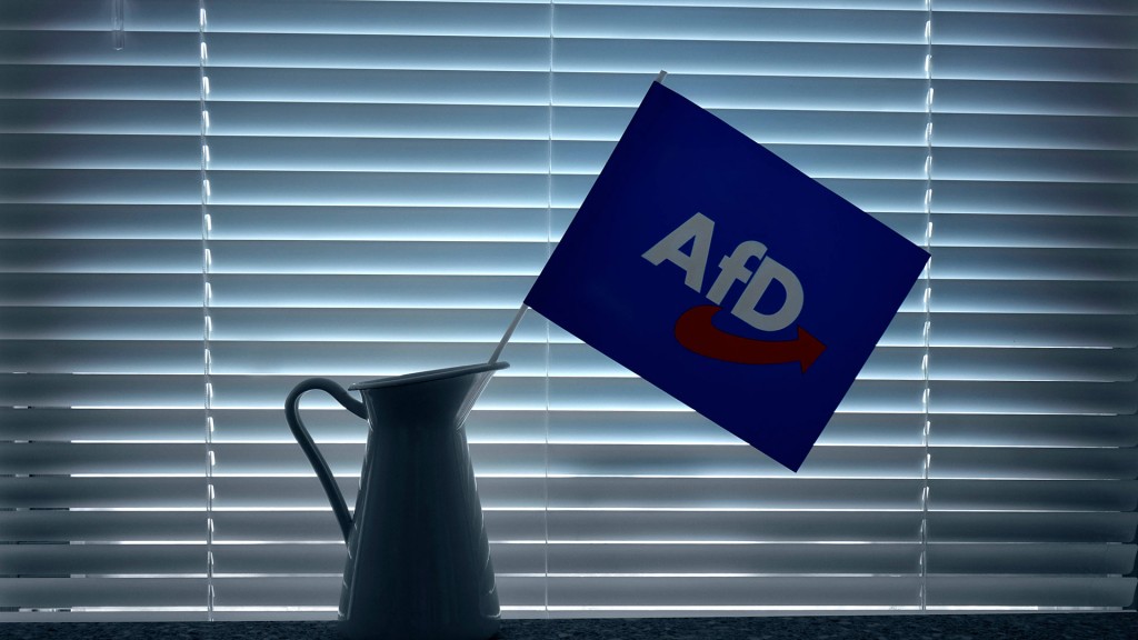 AfD-Fahne vor einer geschlossenen Jalousie
