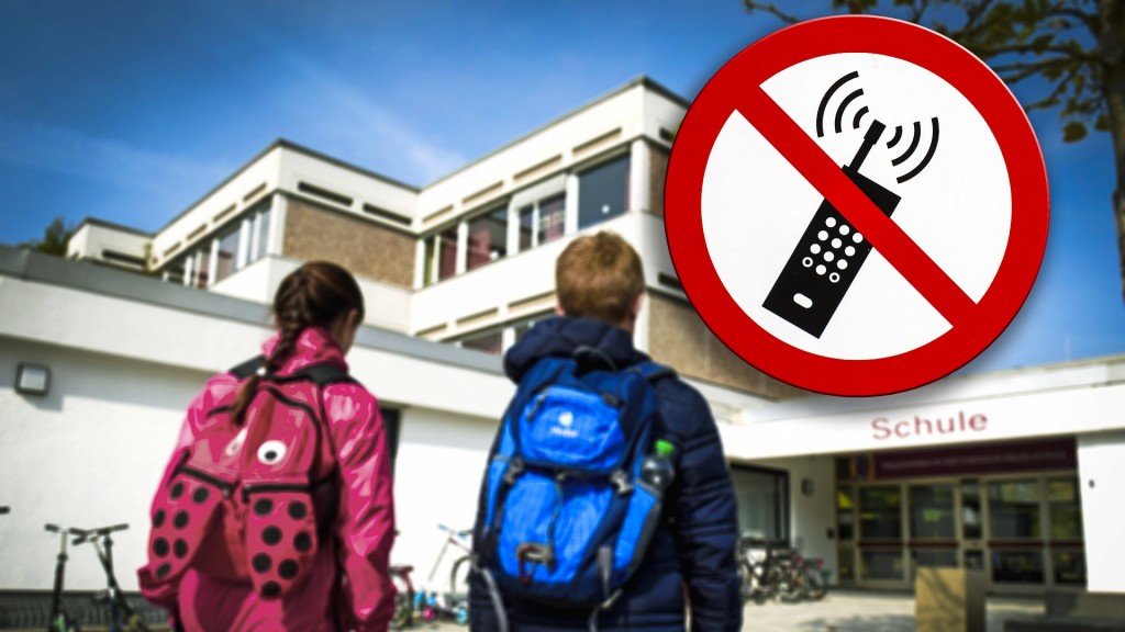 Handyverbot an Schulen.  Bildmontage - Verbotssymbol, Schüler vor der Schule. 