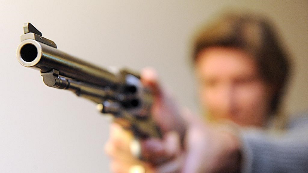 Eine Person hält einen Revolver