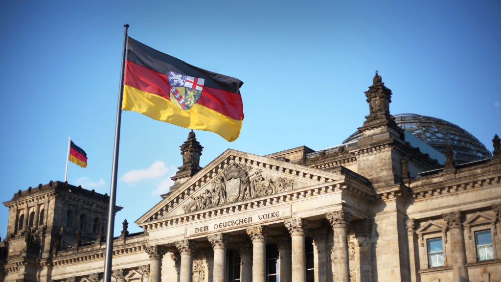 Der Reichstag in Berlin mit einer Saarlandflagge im Vordergrund