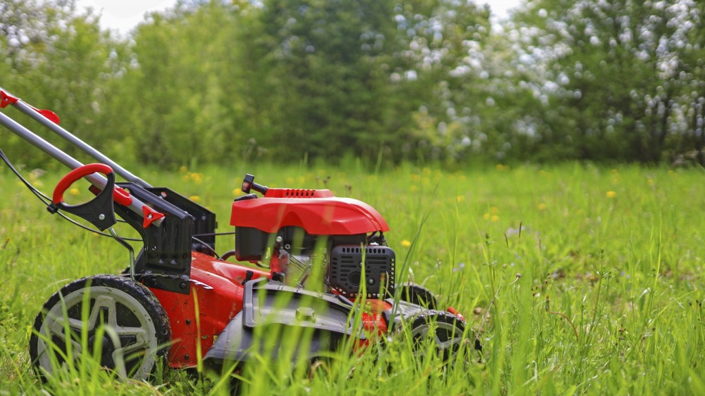 Foto: Ein roter Rasenmäher schneidet durch grünes Gras in einem Gartenbereich