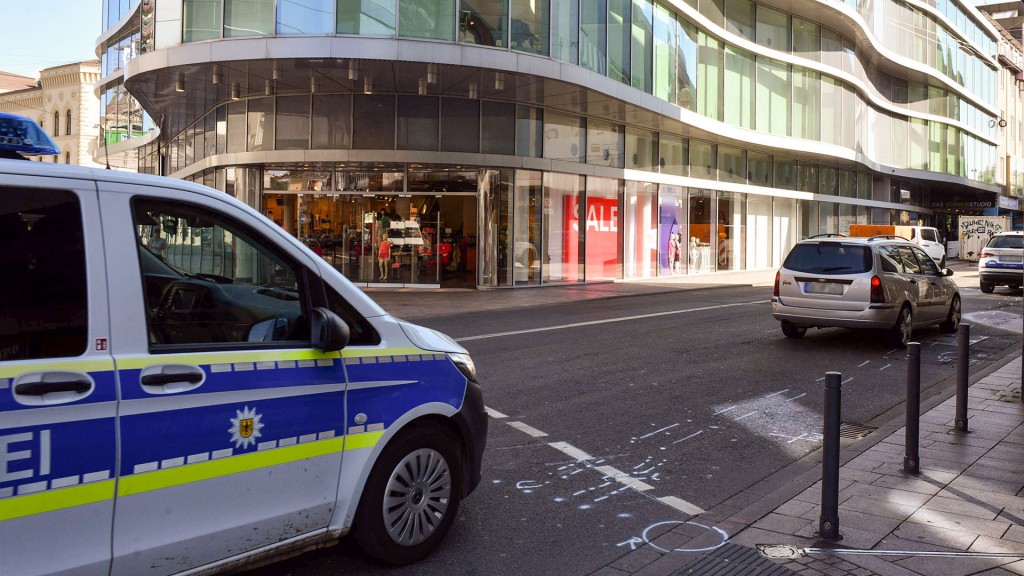 Foto: Markierungen der polizeilichen Spurensicherung und Unfallaufnahme nach einem tödlichen Zusammenstoß zweier Jugendlicher auf einem e-Scooter mit einem PKW