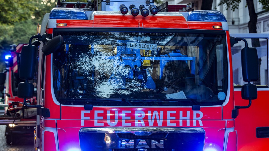 Die Front eines Feuerwehr Einsatzfahrzeuges (Symbolbild)