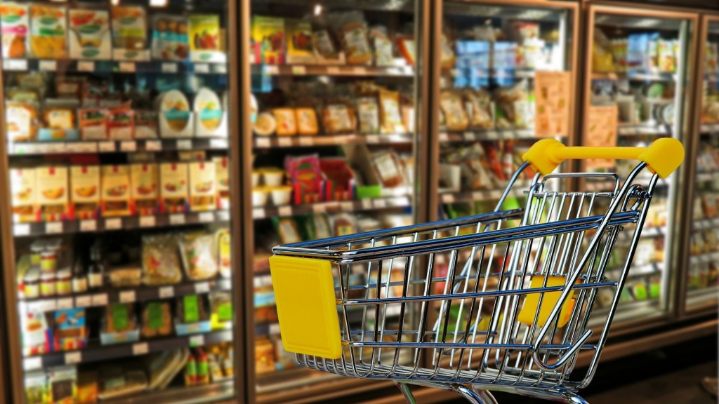 Einkaufswagen vor Supermarkt Kühltheke