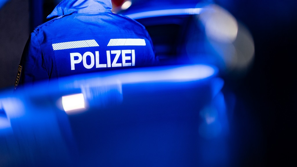 Foto: Polizei-Beamter mit Uniform, Rückenansicht