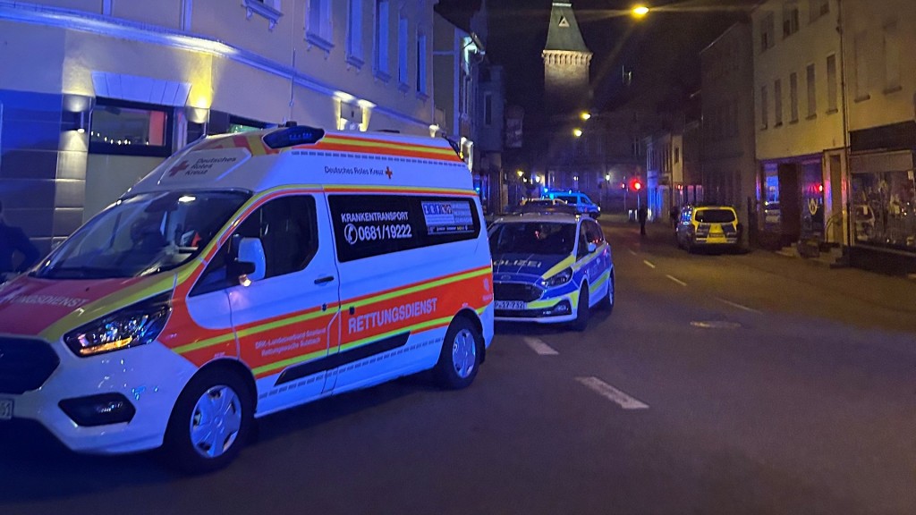 Ein Rettungswagen und ein Polizeiauto bei einem Einsatz in Dudweiler