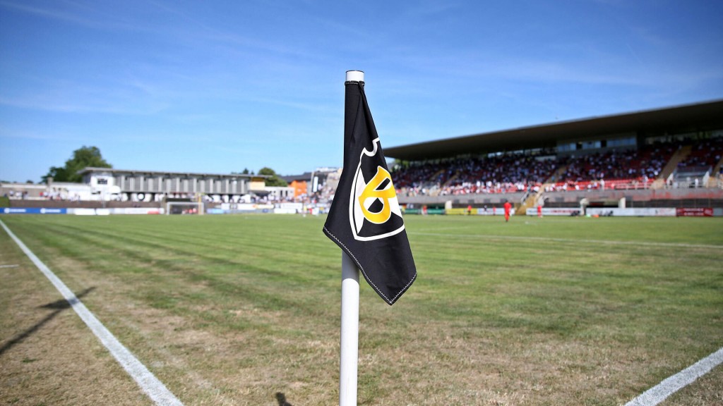Eckfahne auf dem Fußballfeld im Ellenfeldstadion der Borussia Neunkirchen